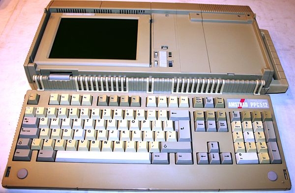 Amstrad PPC 512 - Tras abrir el teclado se accede a la pantalla e interruptores.
