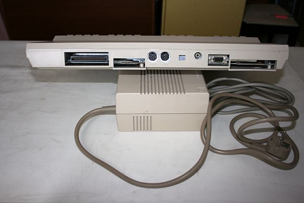 Commodore 128 - Vista trasera