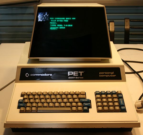 El monitor del Commodore PET 2001 es monocromo. Puede verse la memoria libre al iniciar el sistema: 5119 byte