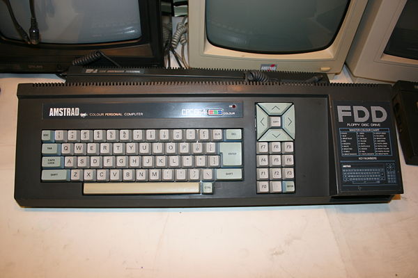 Amstrad CPC-664: El teclado es diferente al del 464