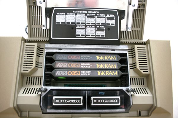 Atari 800 - Detalle de las ranuras de expansión con los módulos de memoria.