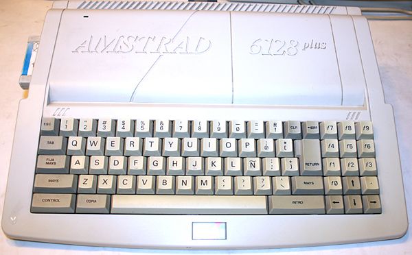 Amstrad 6128plus - Vista superior en la que se aprecia el nuevo teclado.