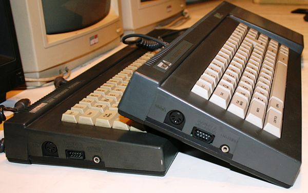 Amstrad CPC 6128: Vista lateral con los conectores de casete, joystick y audio.